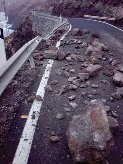 Rocas caídas en una de las vías de la Isla (Foto TA)