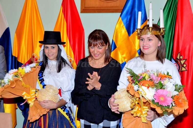 La alcaldesa con las dos Lucías, en la recepción municipal celebrada en el Ayuntamiento (Foto Francisco J. Santana)