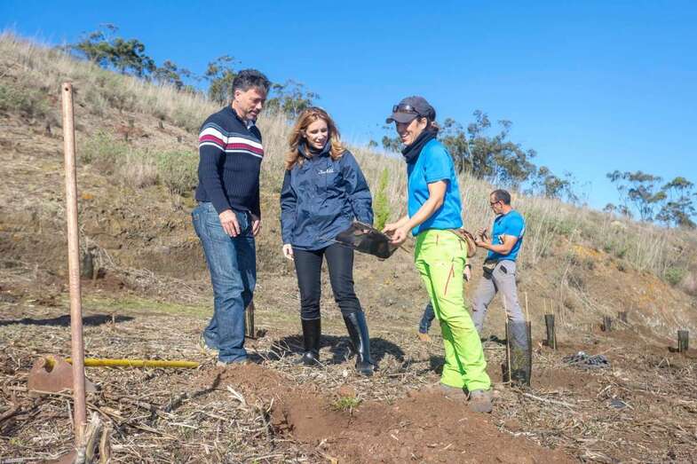 El consejero Miguel Ángel Rodríguez junto a una responsable de Red Eléctrica (Foto TA)