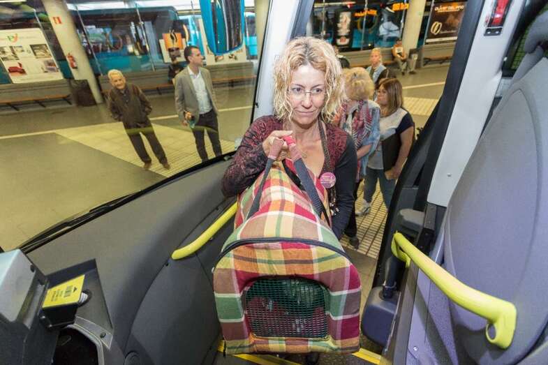 Una de las usuarios que este viernes estrenaron el servicio de transporte con mascotas (Foto TA)