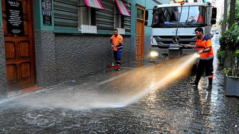 Imagen de archivo de dos operarios realizando labores de limpieza en una calle de la capital grancanaria (Foto C7)