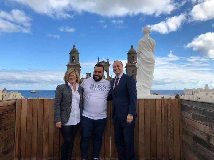 El pregonero, Kike Pérez, arropado por Inma Media y Augusto Hidalgo