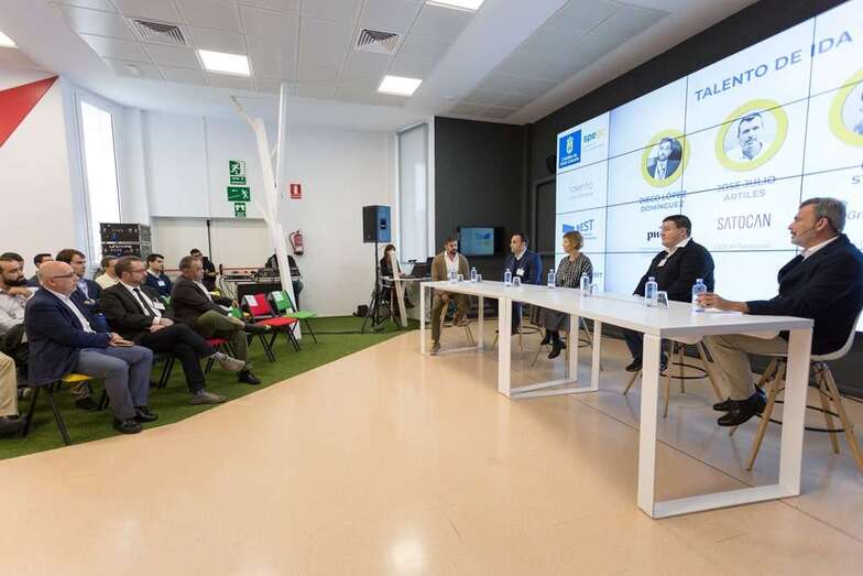 Momento del encuentro de ayer moderado el periodista teldense Nicolás Castellano (Foto TA)