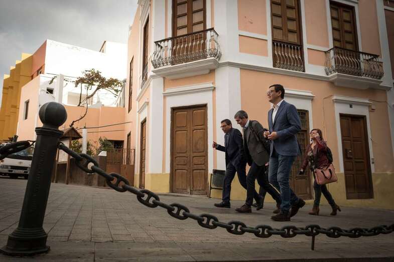 El presidente del Gobierno, Fernando Clavijo, flanqueado por el vicepresidente Pablo Rodríguez y el alcalde Francisco Atta (Foto TA)