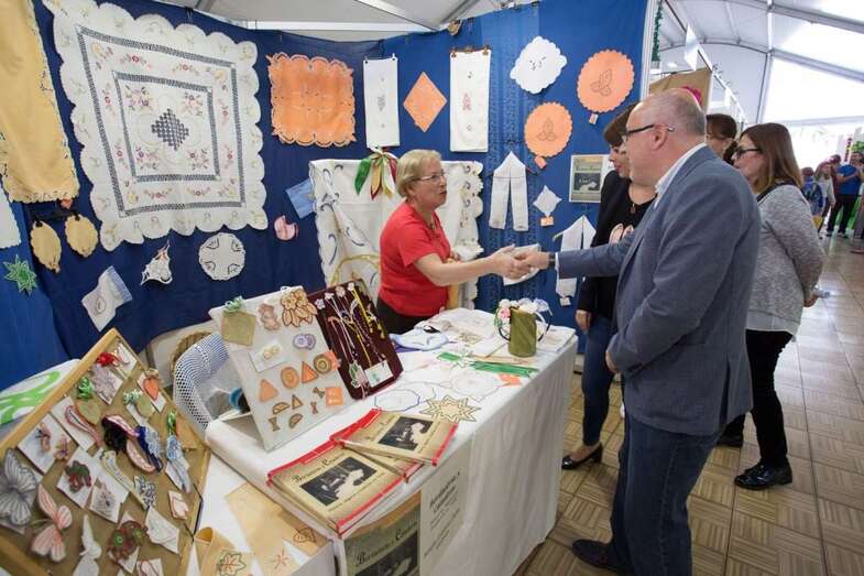 El presidente del Cabildo, Antonio Morales, y la consejera del área, la teldense Minerva Alonso, en la inauguración de la feria (Foto TA)