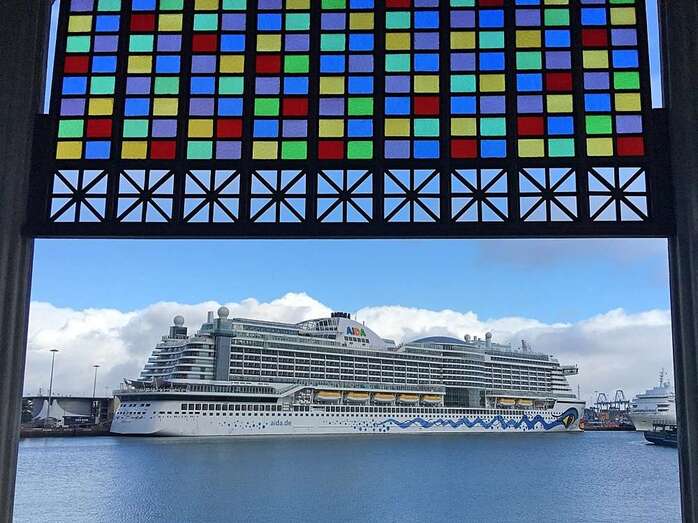 Uno de los grandes cruceros atracados en el Puerto de la Luz y de Las Palmas (Foto TA)