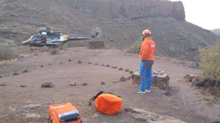 Protección Civil de Mogán y el helicóptero del GES en la zona (Foto Protección Civil de Mogán) 