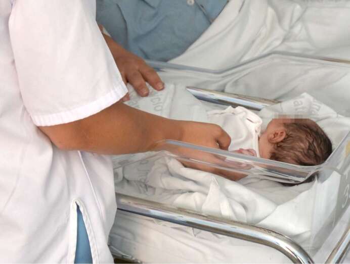 Imagen de archivo de un recién nacido en el Materno Infantil de Gran Canaria (Foto TA)