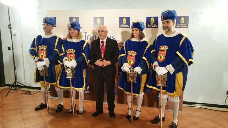 El presidente Antonio Morales junto a los maceros del Cabildo en la última entrega de Honores y Distinciones (Foto TA)