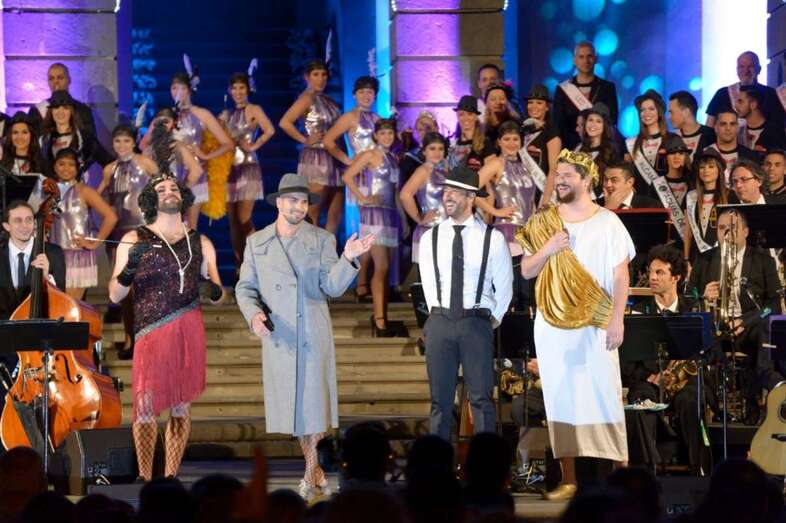 Los componentes de Efecto Pasillo, durante el pregón del Carnaval capitalino de 2016 (Foto TA)