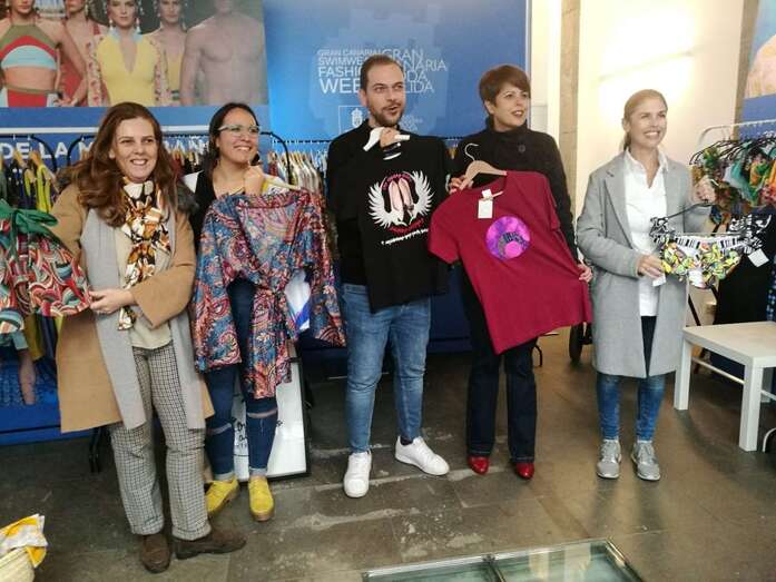 La consejera Minerva Alonso, con los diseñadores (Foto TA)