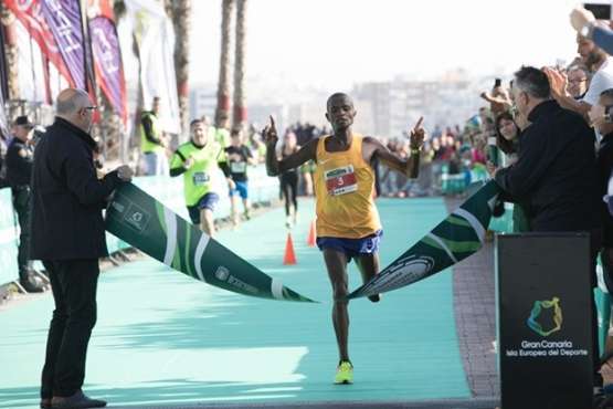 Los keniatas Mbugua y Chepleting, vencedores del IX Gran Canaria Maratón (Foto TA)
