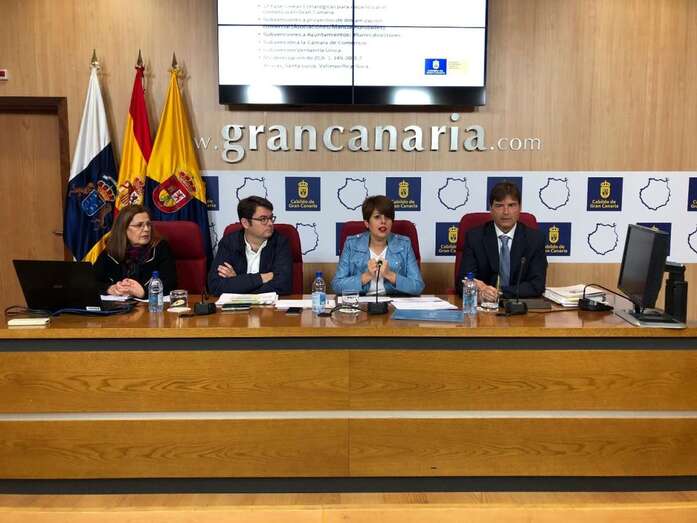 La teldense Minerva Alonso, consejera de de Industria, Artesanía, Comercio y Vivienda, en el centro de la imagen (Foto TA)