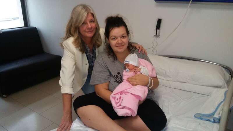 La mamá y su bebé, junto a la asesor del Vithas Santa Catalina (Foto TA)
