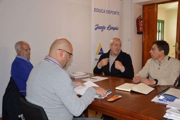 Reunión del alcalde y concejal con los representantes del proyecto (Foto TA)