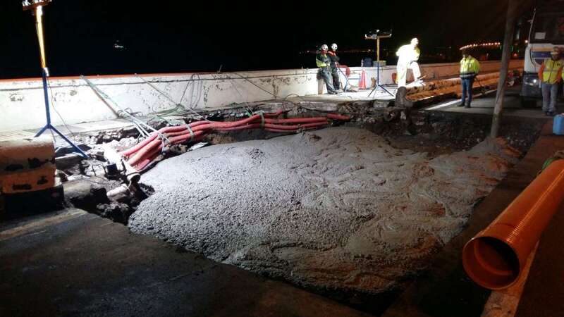 Trabajos en la vía para reparar el hueco abierto por el oleaje (Foto TA)
