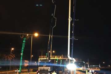 Cierre de un segundo carril en la Avenida Marítima por los daños del oleaje y obras ejecutadas por el Cabildo durante la noche y la pasada madrugada (Foto TA)