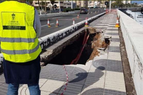Cierre de un segundo carril en la Avenida Marítima por los daños del oleaje y obras ejecutadas por el Cabildo durante la noche y la pasada madrugada (Foto TA)