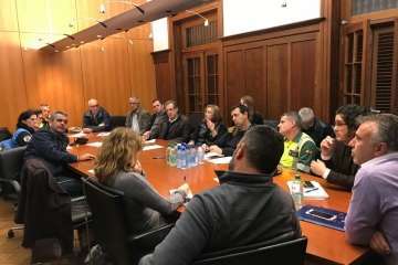 Cierre de un segundo carril en la Avenida Marítima por los daños del oleaje y obras ejecutadas por el Cabildo durante la noche y la pasada madrugada (Foto TA)