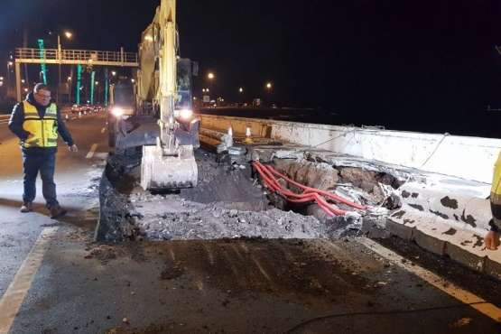 Cierre de un segundo carril en la Avenida Marítima por los daños del oleaje y obras ejecutadas por el Cabildo durante la noche y la pasada madrugada (Foto TA)
