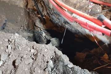 Cierre de un segundo carril en la Avenida Marítima por los daños del oleaje y obras ejecutadas por el Cabildo durante la noche y la pasada madrugada (Foto TA)