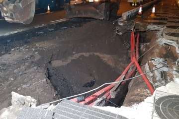 Cierre de un segundo carril en la Avenida Marítima por los daños del oleaje y obras ejecutadas por el Cabildo durante la noche y la pasada madrugada (Foto TA)