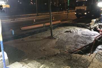Cierre de un segundo carril en la Avenida Marítima por los daños del oleaje y obras ejecutadas por el Cabildo durante la noche y la pasada madrugada (Foto TA)
