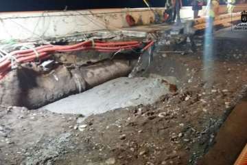 Cierre de un segundo carril en la Avenida Marítima por los daños del oleaje y obras ejecutadas por el Cabildo durante la noche y la pasada madrugada (Foto TA)