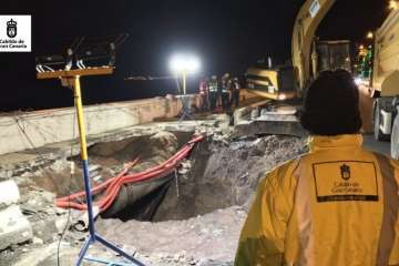 Cierre de un segundo carril en la Avenida Marítima por los daños del oleaje y obras ejecutadas por el Cabildo durante la noche y la pasada madrugada (Foto TA)