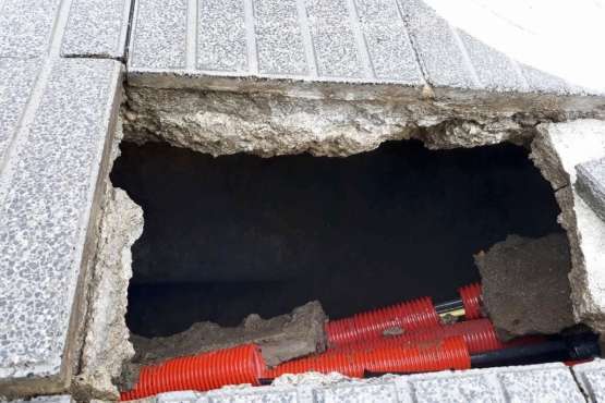 Cierre de un segundo carril en la Avenida Marítima por los daños del oleaje y obras ejecutadas por el Cabildo durante la noche y la pasada madrugada (Foto TA)
