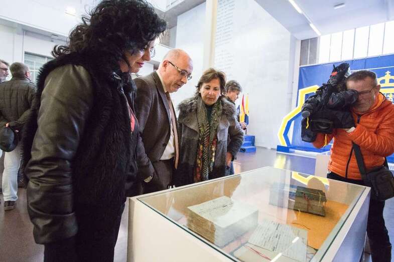 Antonio Morales, presentando los cuatro manuscritos e Episodios Nacionales que adquirió el Cabildo (Foto TA)