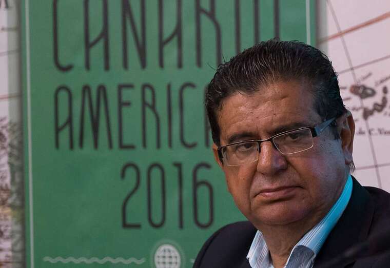 El catedrático Manuel Lobo, director de la revista (Foto TA)