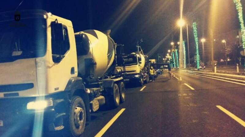 Dispositivo preparado para el asfalto del carril afectado por el socavón (Foto)