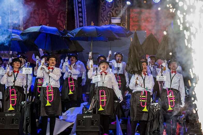 Las Crazy Trotas, anoche durante un momento de su actuación, con los paraguas en la mano (Foto @LPACarnaval)