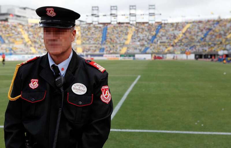 Imagen de archivo de un vigilante de Seguridad Integral Canaria en el Estadio de Gran Canaria (Foto TA)