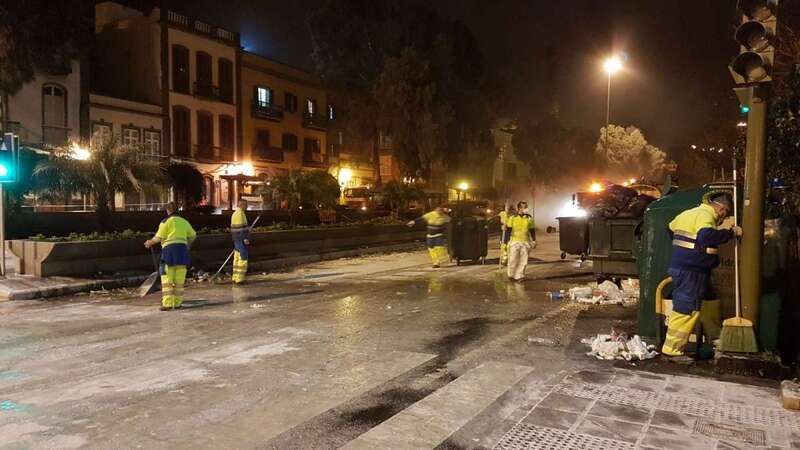 Los operarios de Limpieza, anoche en Vegueta (Foto TA)
