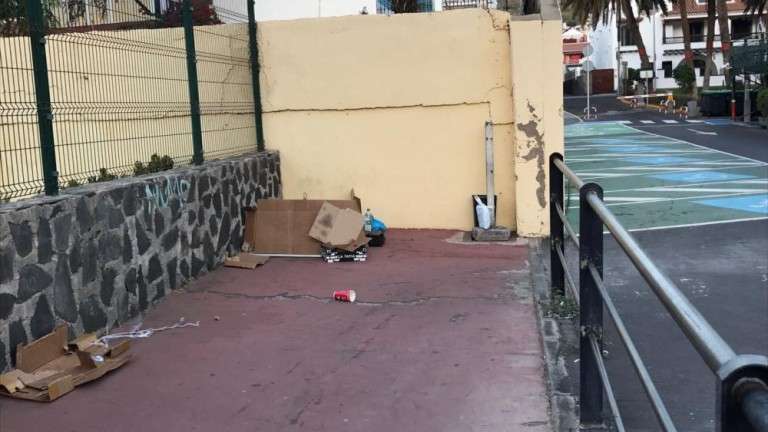 Un pareja de indigentes durmiendo junto al aparcamiento municipal (Foto Canarias7)