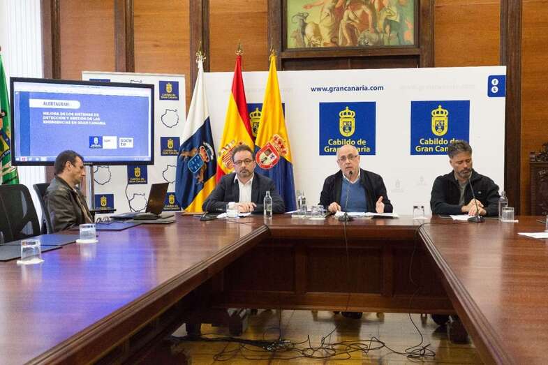 El presidente Antonio Morales, flanqueado por los consejeros Raúl García Brink y Miguel Ángel Rodríguez (Foto TA)