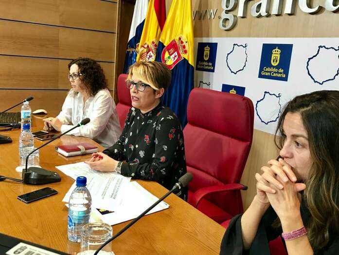 La consejera Elena Máñez, en el centro de la imagen (Foto TA)