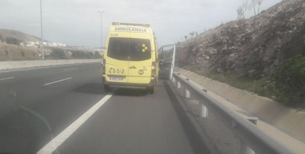 La ambulancia, detenida en el arcén de la GC-1 (Foto Canarias7)