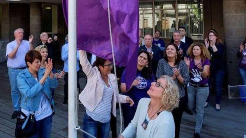 La consejera insular María Nebot este jueves durante la lectura de un manifiesto e izado de la bandera feminista (Foto EFE)