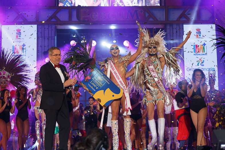 Entrega de premios al drag ganador (Foto TA)