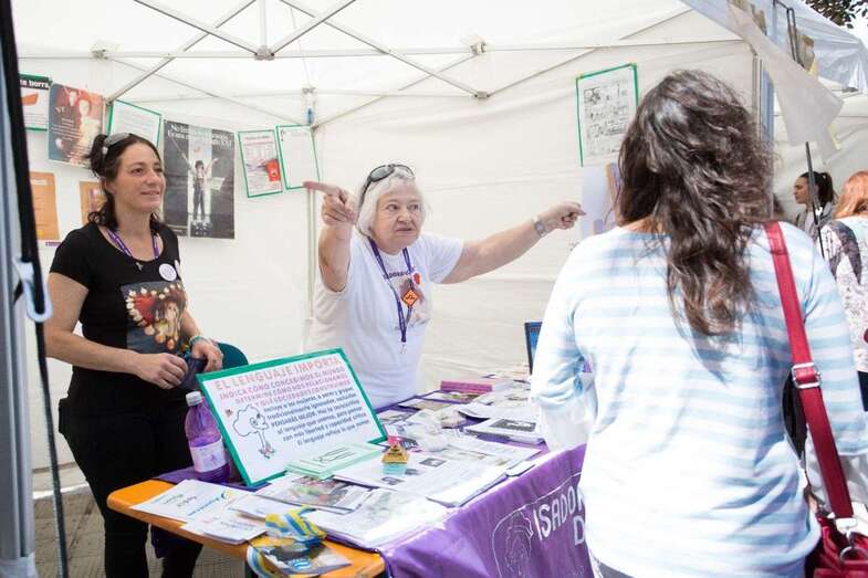 Lidia Esther Henríquez (i) y Juana María Ruiz (d), este jueves en la carpa del colectivo Isadora Duncan (Foto TA)