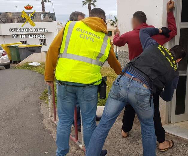 Imagen de la detención de uno de los presuntos ladrones (Foto TA)