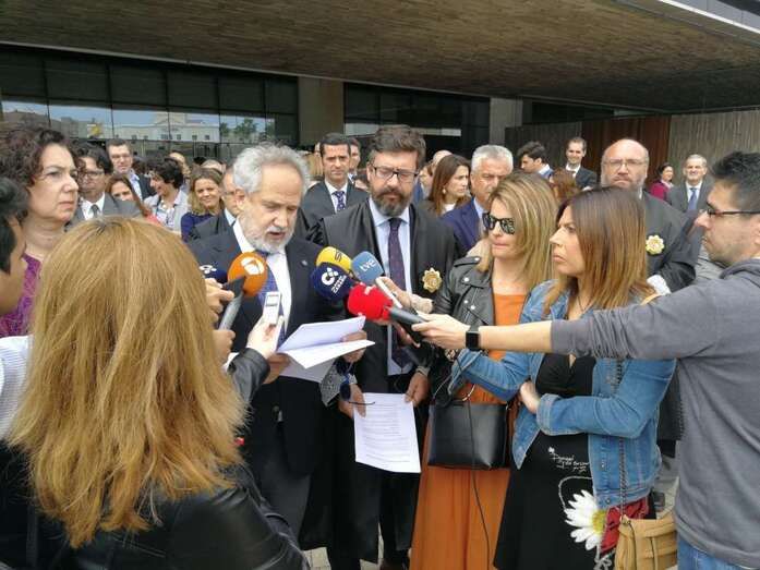 Más de 50 personas se concentraron junto al Palacio de la Justicia (Foto TA)