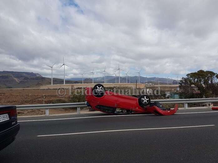 El turismo quedó con el chasis hacia el arriba (Foto TA)