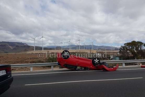 Vuelco de un vehículo en la GC-1 después de un aparatoso accidente (Foto TA)