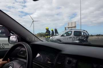 Vuelco de un vehículo en la GC-1 después de un aparatoso accidente (Foto TA)