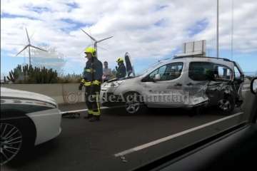 Vuelco de un vehículo en la GC-1 después de un aparatoso accidente (Foto TA)