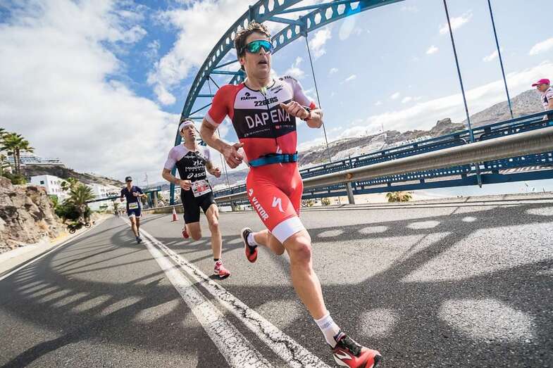 El ganador Pablo Dapena corriendo durante la prueba (Foto TA)